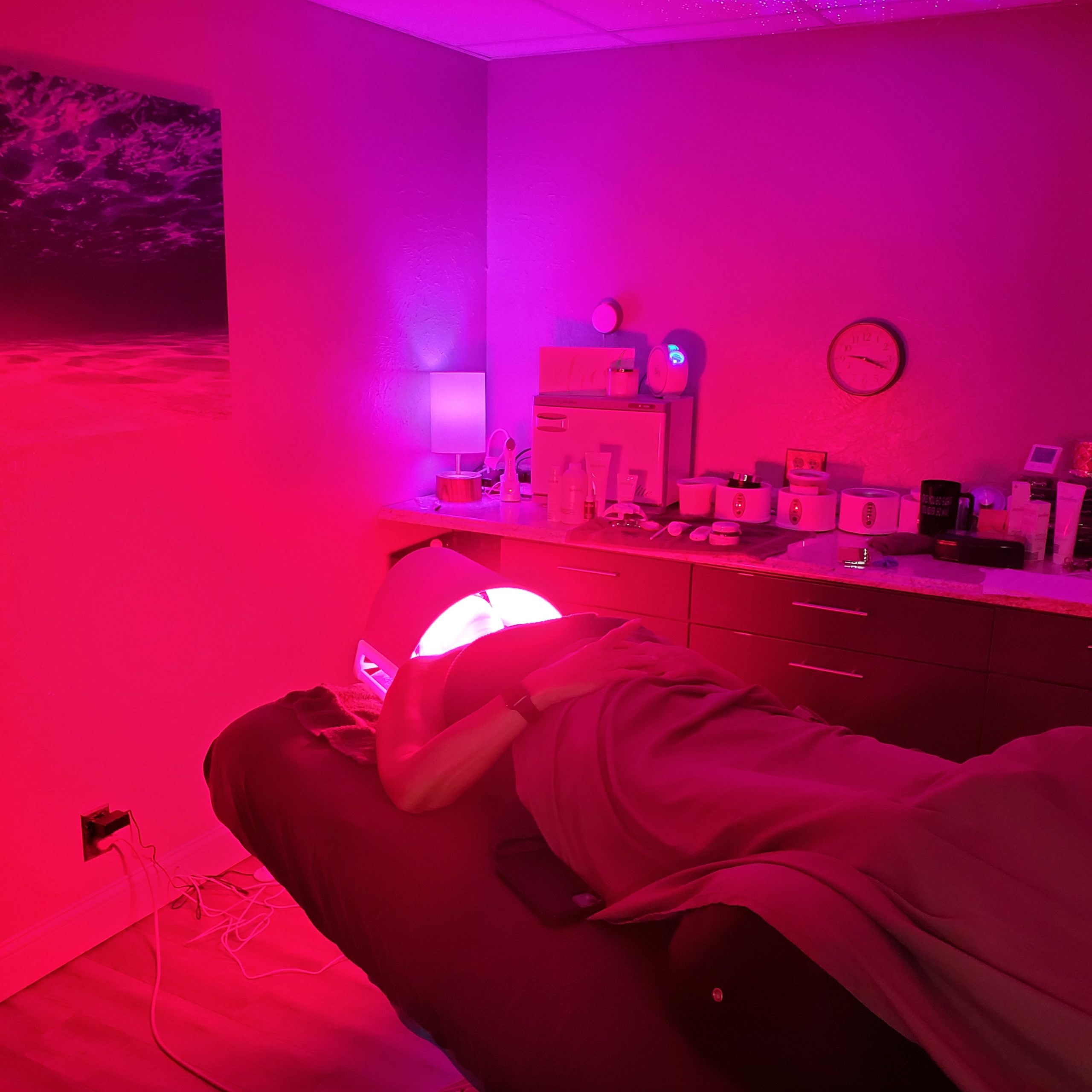 What is LED Light Therapy and How Does it Help the Skin? - Your Bodys ...